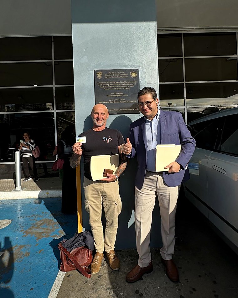 Cliente del despacho con su documento de residencia permanente en Panamá