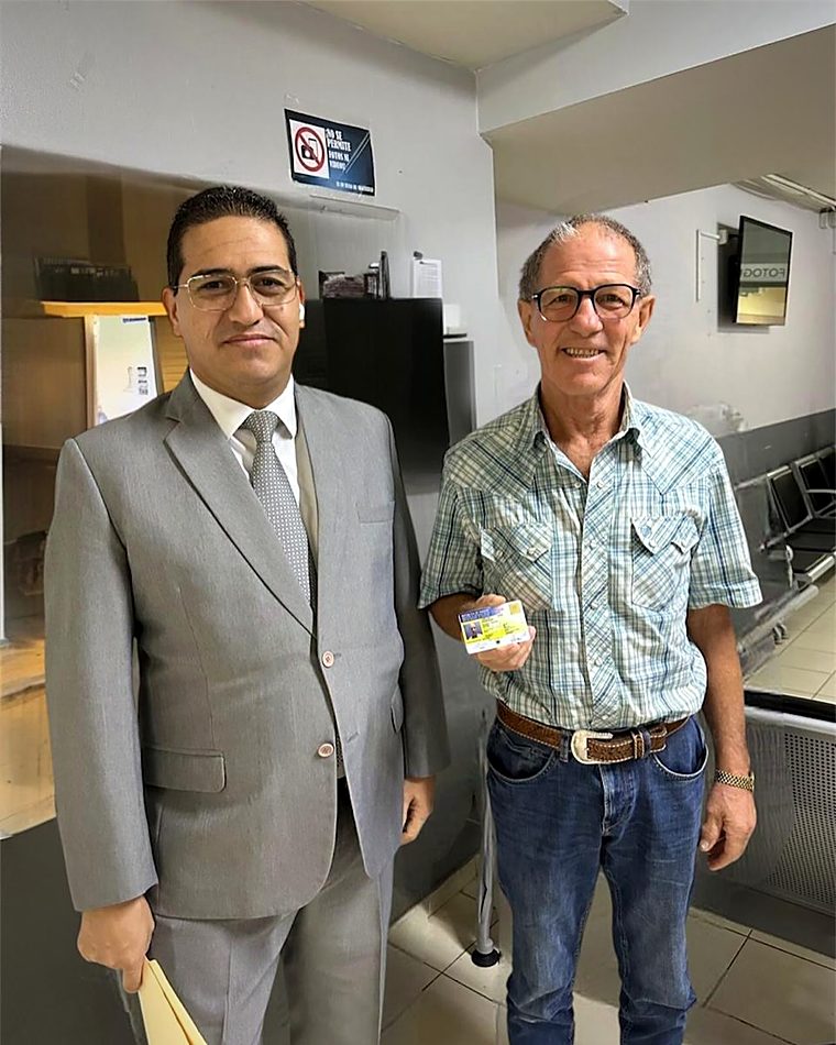 Cliente del despacho con su documento de residencia permanente en Panamá