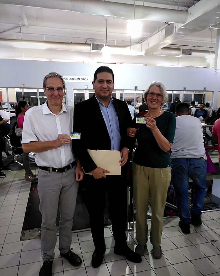 Cliente del despacho con su documento de residencia permanente en Panamá