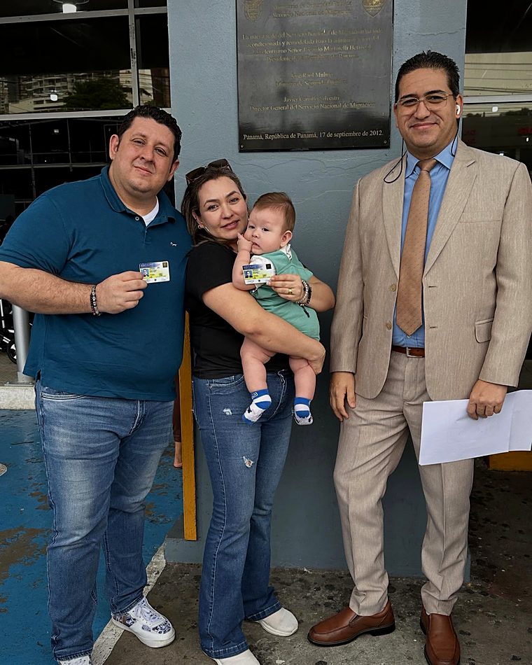 Cliente del despacho con su documento de residencia permanente en Panamá