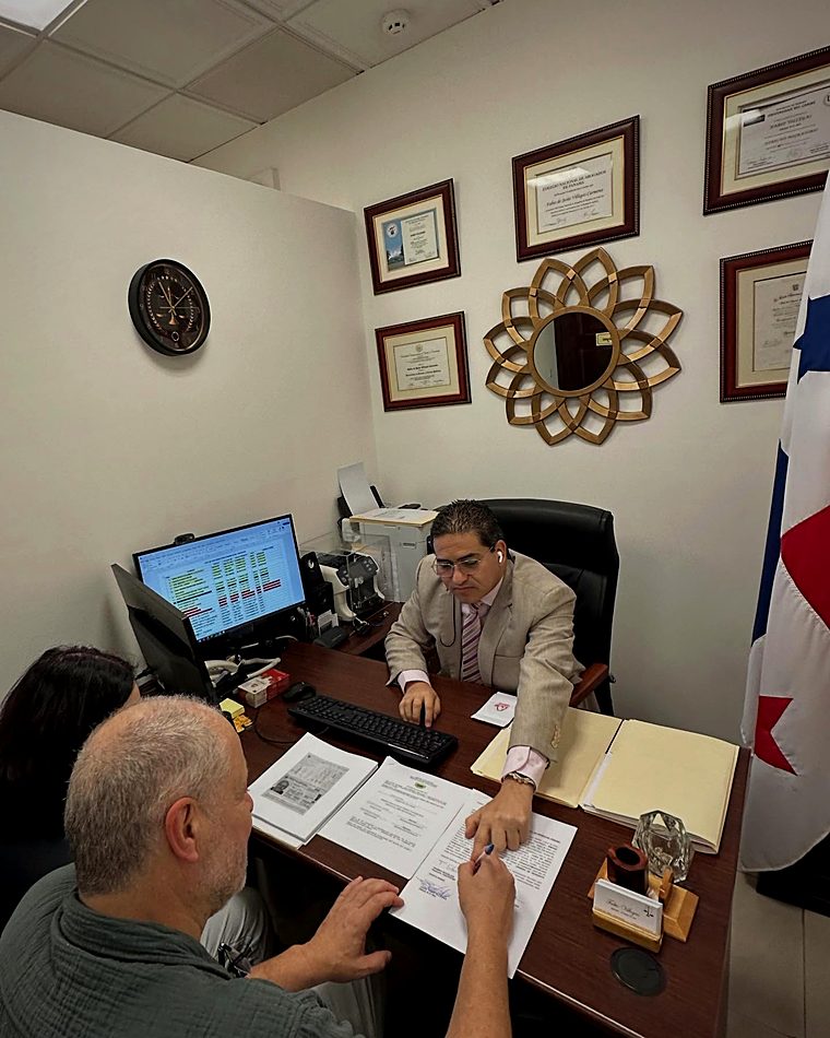 Cliente del despacho con su documento de residencia en panamá en Panamá