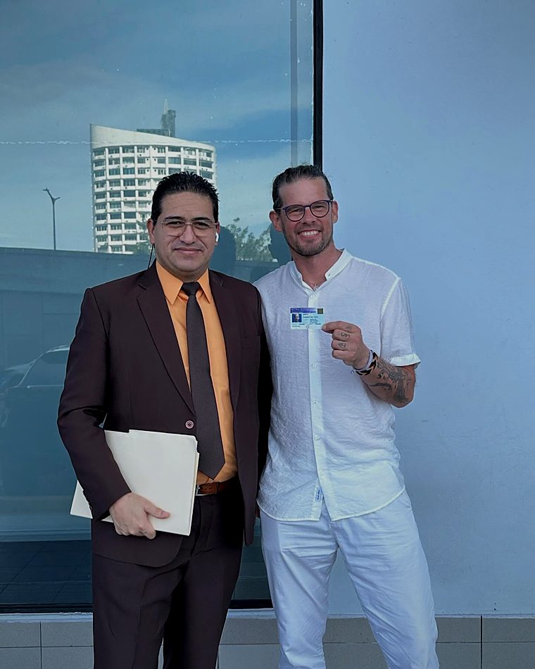Cliente del despacho con su documento de permiso de trabajo en Panamá
