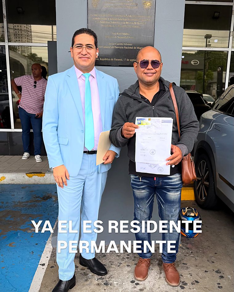 Cliente del despacho con su documento de residencia permanente en Panamá