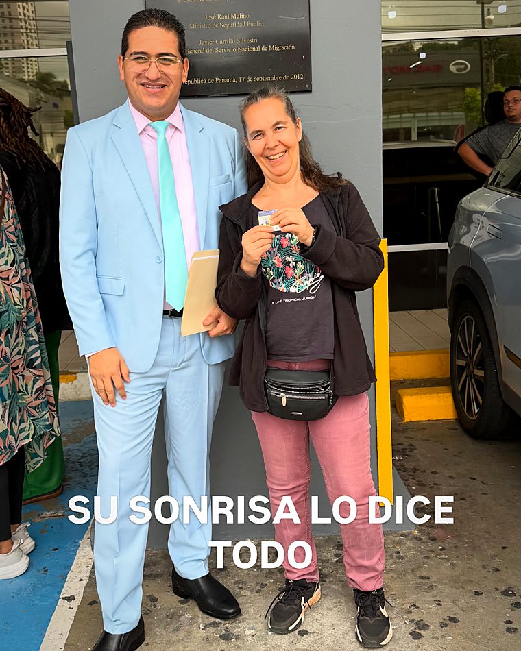 Cliente del despacho con su documento de residencia en panamá en Panamá