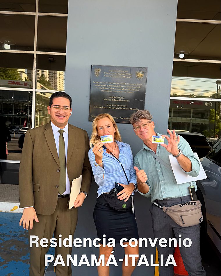 Cliente del despacho con su documento de residencia permanente en Panamá