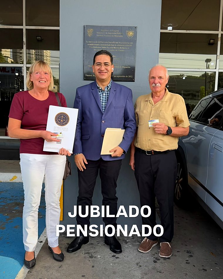 Cliente del despacho con su documento de residencia permanente en Panamá