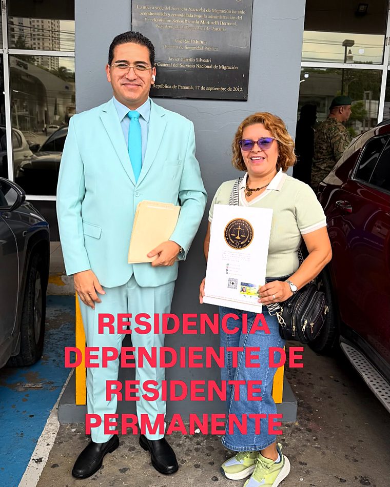Cliente del despacho con su documento de residencia permanente en Panamá
