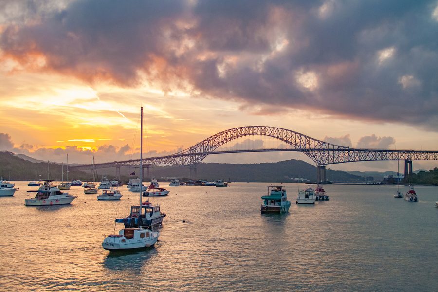 El Puente de las Américas al atardecer