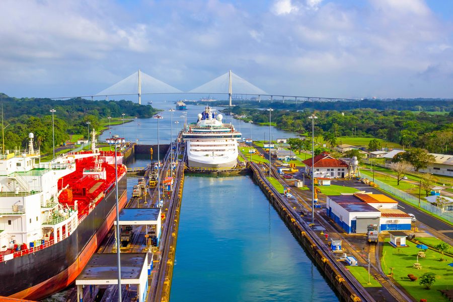 Un crucero en las esclusas de Miraflores