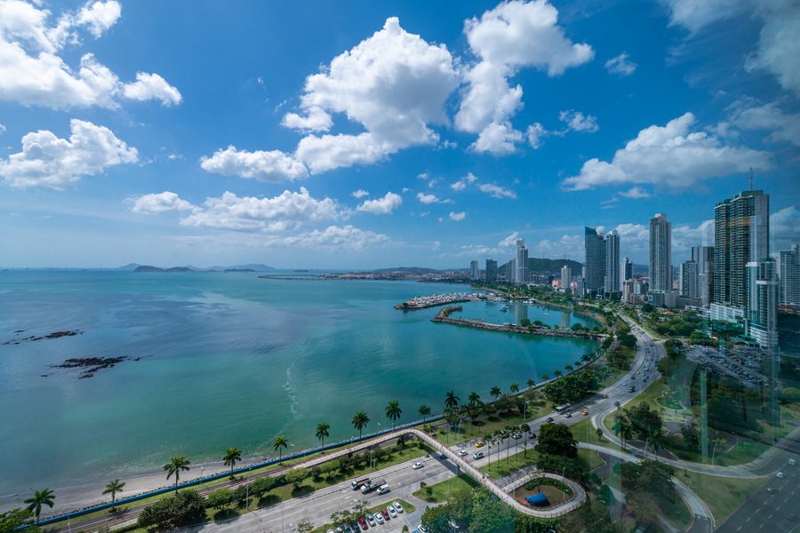 La cinta costera y la bahía
